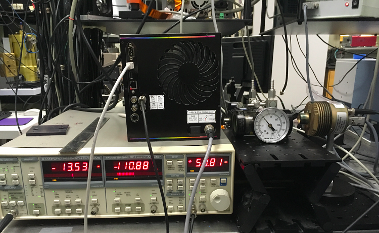 Gas sensing spectroscopy system utilizing a sample grating distributed feedback quantum cascade laser array and type II superlattice detector